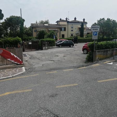 Appartamento A Peschiera Del Garda Con Piscina ภายนอก รูปภาพ